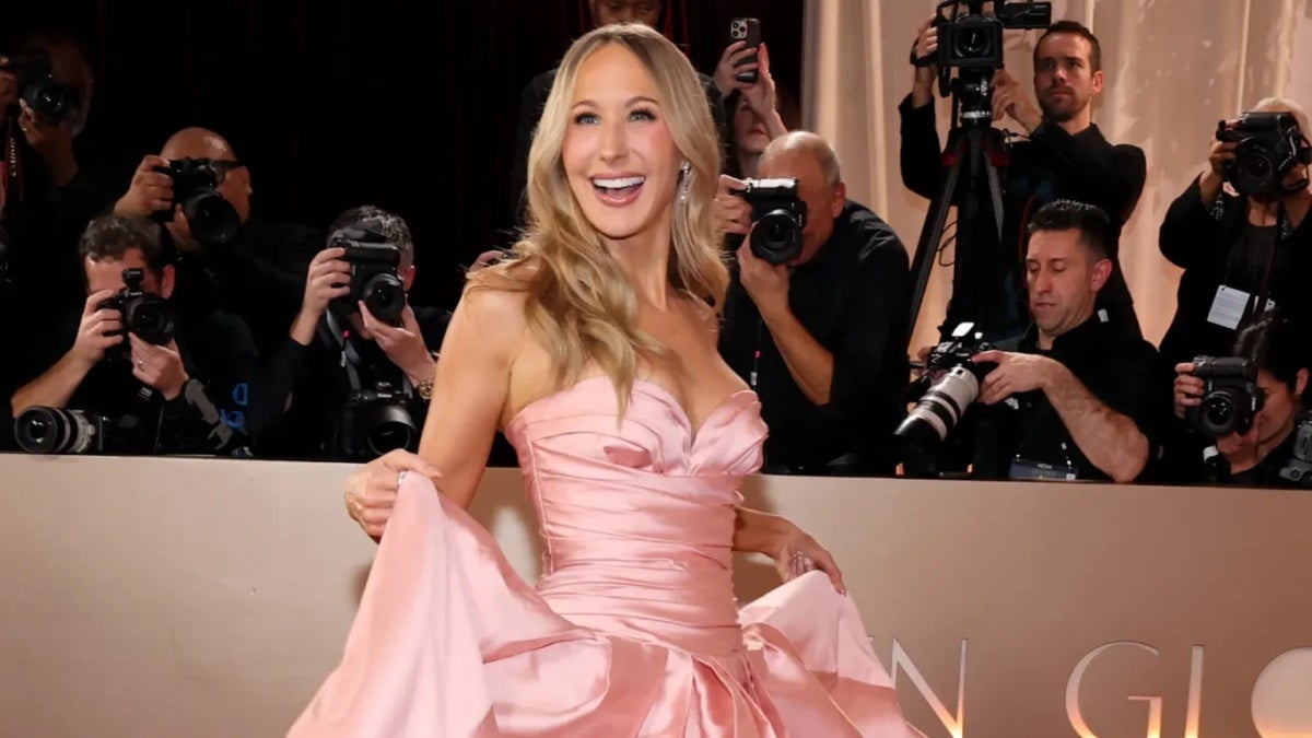 Nikki Glaser critique CBS News, plaisante sur l'offre de Warner Bros. et les dossiers d'Epstein dans les Golden Globes mordants