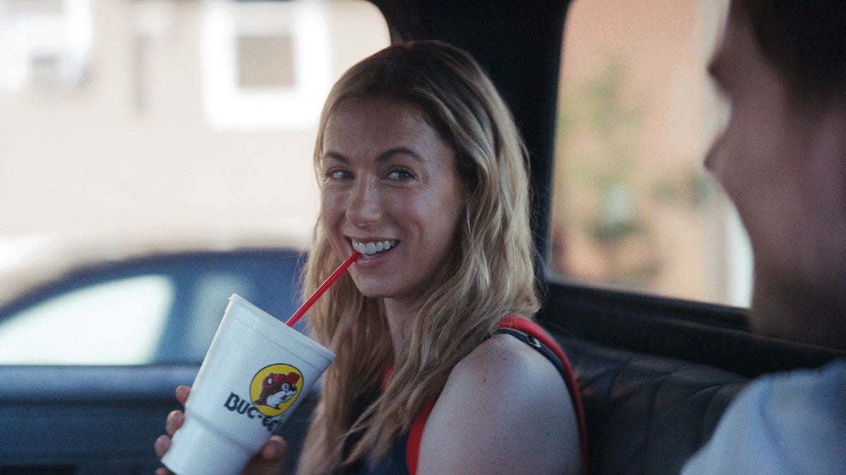 Revue « Chasing Summer » : Iliza Shlesinger Rom-Com est une collection sporadiquement charmante de