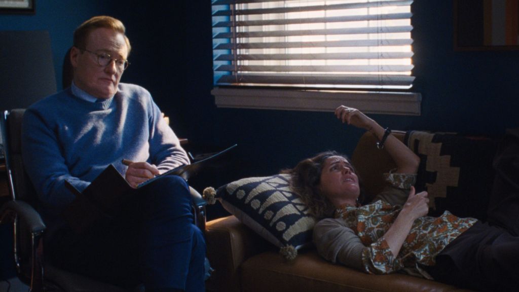 Conan O'Brien et Rose Byrne dans "Si j'avais des jambes, je te donnerais un coup de pied" (A24)
