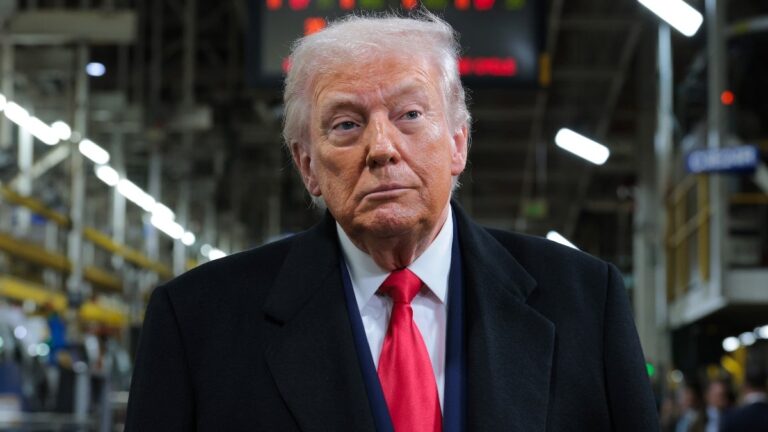 Trump annonce un décret autorisant une diffusion exclusive de 4 heures du match de football entre l'armée et la marine