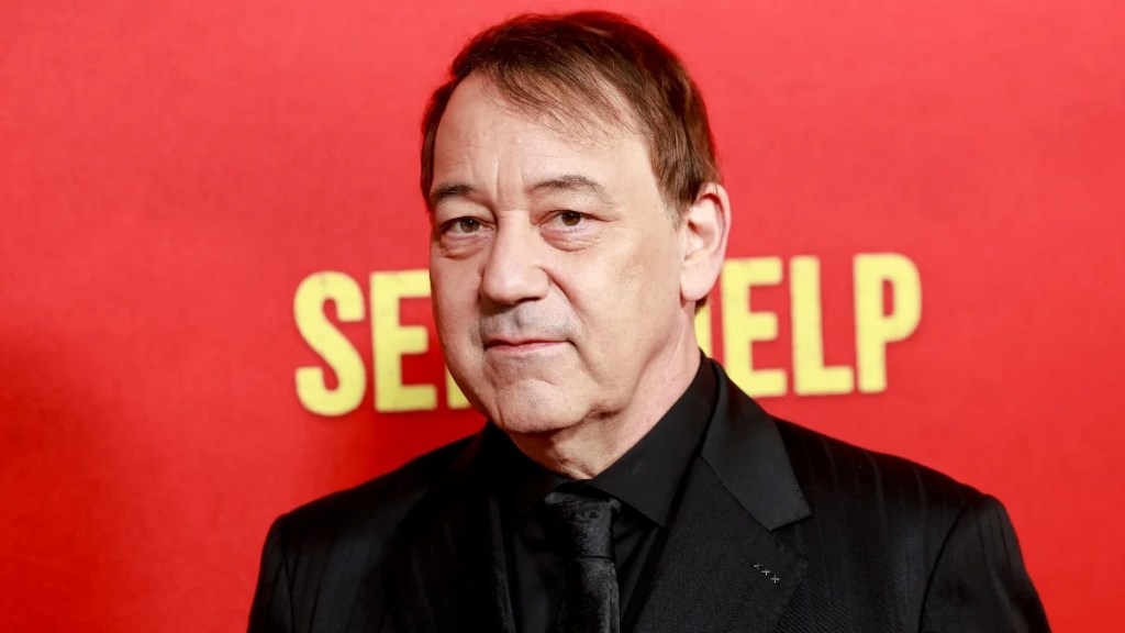 Sam Raimi assiste à la première mondiale de 20th Century Studios "Envoyer de l'aide" au TCL Chinese Theatre le 21 janvier 2026 à Hollywood, Californie