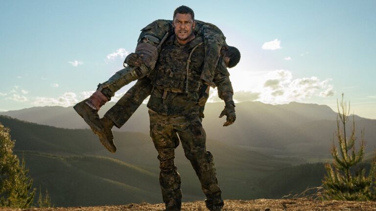 Alan Ritchson combat un robot géant dans la bande-annonce de « War Machine » de Netflix