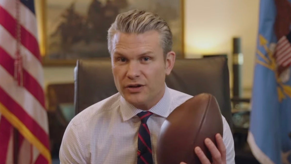 Pete Hegseth présente le spectacle de mi-temps entièrement américain de Turning Point USA : « Les choses qui vraiment