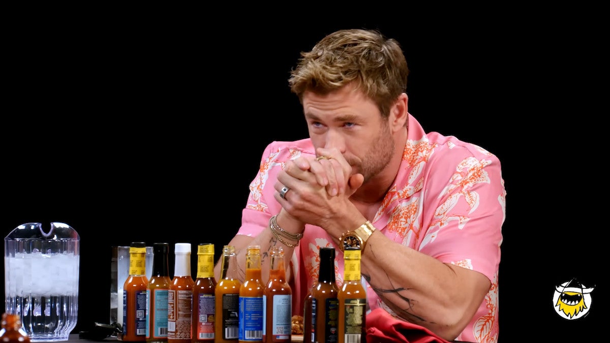 Chris Hemsworth dit que "Hot Ones" a dû arrêter la production après que Spice l'ait rendu malade