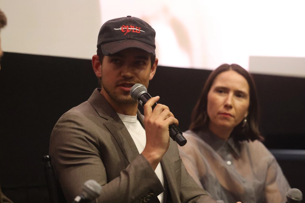 Sam Davis, réalisateur de « The Singers », et Natalie Musteata, réalisatrice de « Two People Exchanging Saliva », au Live Action Short Film Showcase de Jolie Bobine au Culver Theatre, Culver City, Californie, le 23 février 2026 (Photo de Randy Shropshire pour Jolie Bobine)