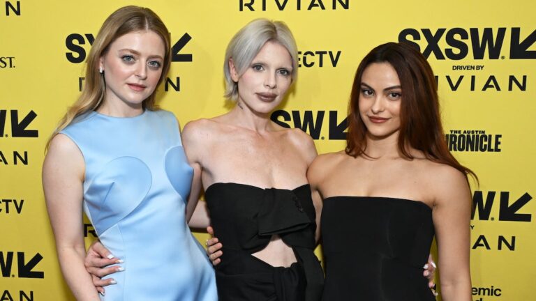 Comment Camila Mendes et Anna Baryshnikov ont apporté la réalité de la télé-réalité à la comédie SXSW « Idiotka »