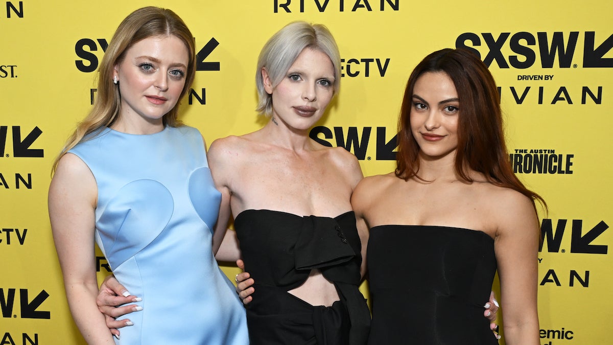 Comment Camila Mendes et Anna Baryshnikov ont apporté la réalité de la télé-réalité à la comédie SXSW « Idiotka »