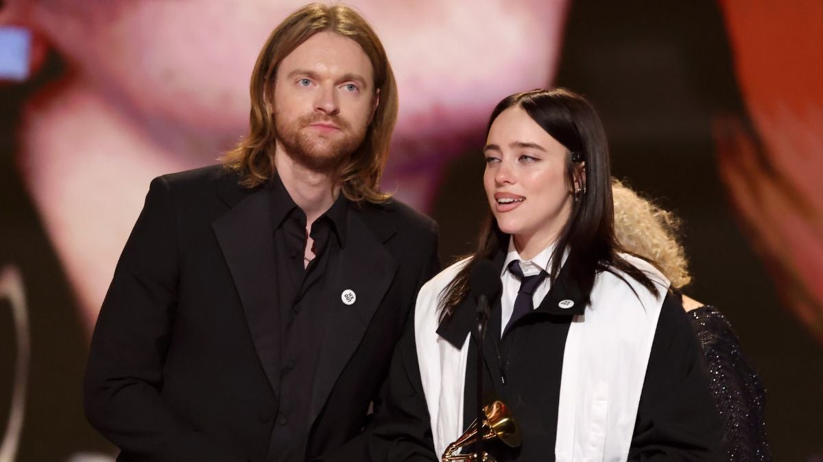 Finneas défend le discours des Grammys « F-k ICE » de Billie Eilish et dénonce les « vieux hommes blancs puissants » pour