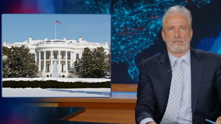 Jon Stewart décrit Trump et MAGA comme « F-king Pathetic » après l'indignation suscitée par le spectacle du Super Bowl de Bad Bunny