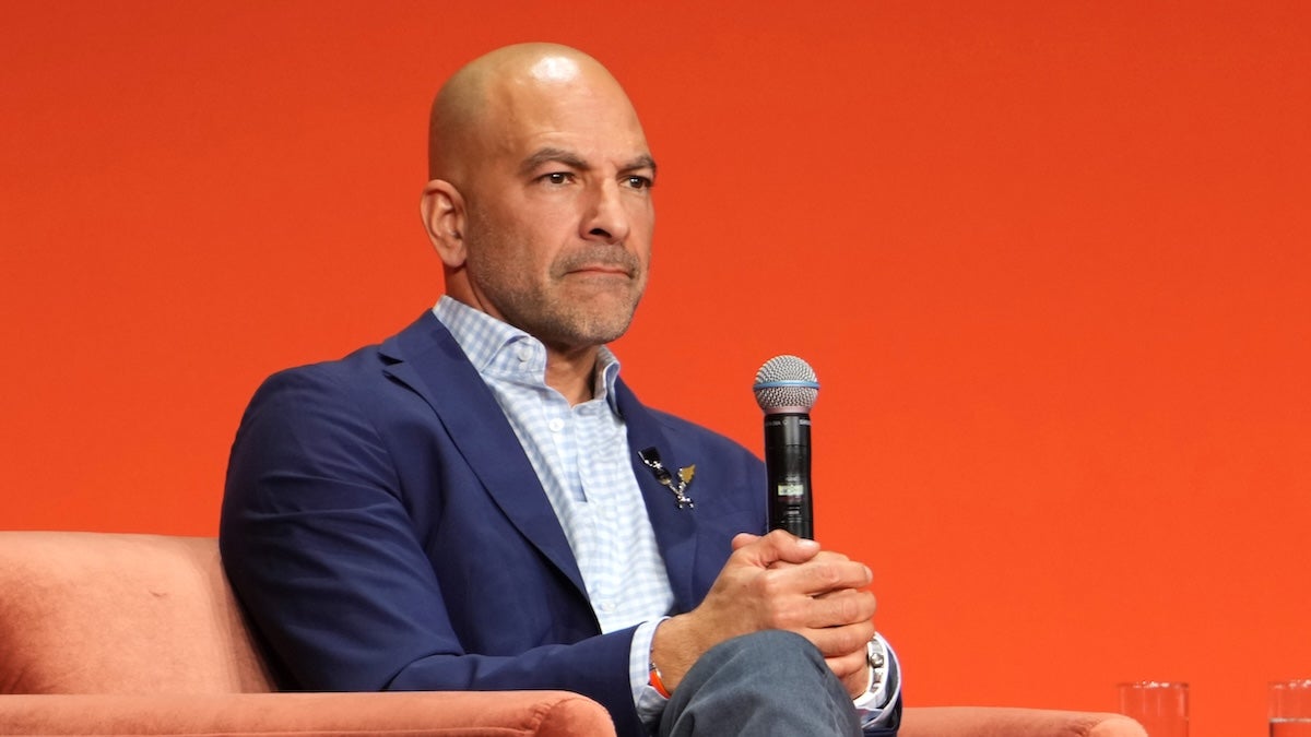 La sortie de Peter Attia de CBS est un signal d'alarme pour les « hommes autrefois intouchables », disent les leaders du plaidoyer