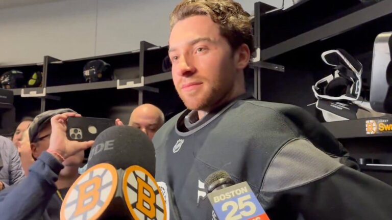La star du hockey de l'équipe américaine admet que « nous aurions dû réagir différemment » à la blague de Trump dans les vestiaires après