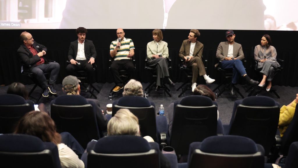 Steve Pond de Jolie Bobine; le réalisateur Meyer Levinson-Blount et le producteur Oron Caspi ("Tache de boucher"); les réalisateurs Julia Aks et Steve Pinder ("Le drame d'époque de Jane Austen"); le réalisateur Sam Davis ("Les chanteurs"); la réalisatrice Natalie Musteata ("Deux personnes échangeant de la salive") au Live Action Short Film Showcase de Jolie Bobine au Culver Theatre, Culver City, Californie, le 23 février 2026 (Photo de Randy Shropshire pour Jolie Bobine)