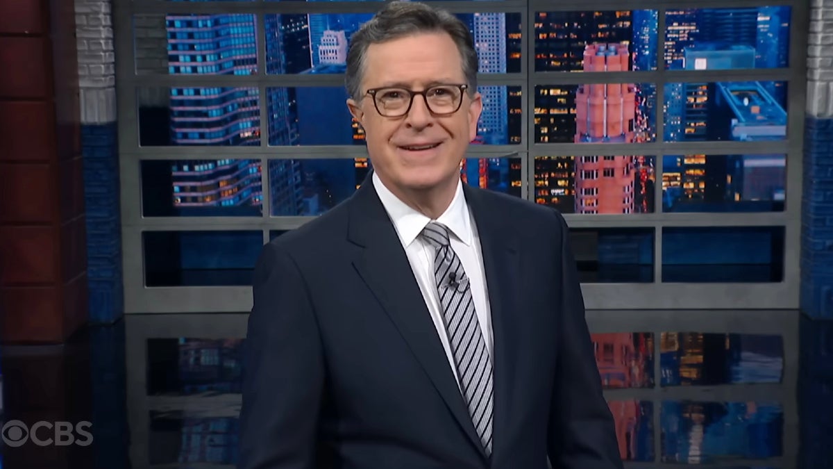 Stephen Colbert compare la victoire du hockey aux Jeux olympiques à la victoire du Canada sur les États-Unis à « gaspiller notre