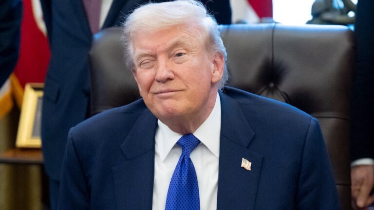Trump déclare que la rénovation du Kennedy Center, d'un coût de 200 millions de dollars, permettra de conserver la structure en acier et de vider le reste : « Cela le fera