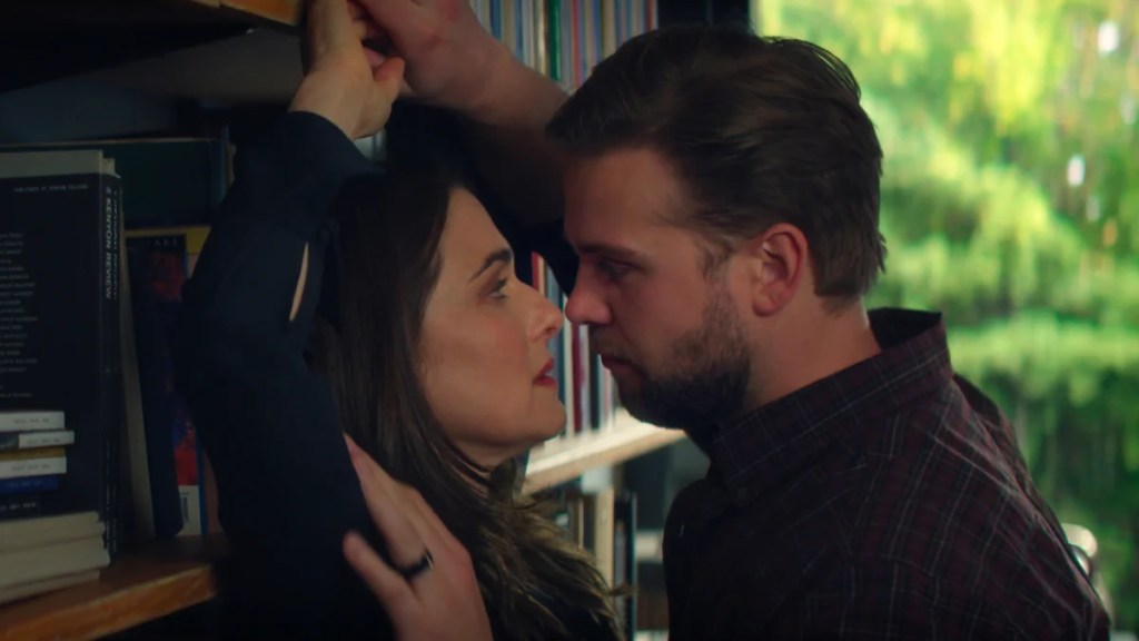 Rachel Weisz et Leo Woodall dans "Vladimir" (Netflix)
