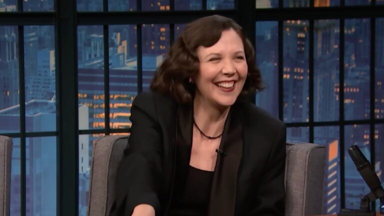 Maggie Gyllenhaal révèle les manières très différentes dont elle a dû diriger Dakota Johnson et Annette