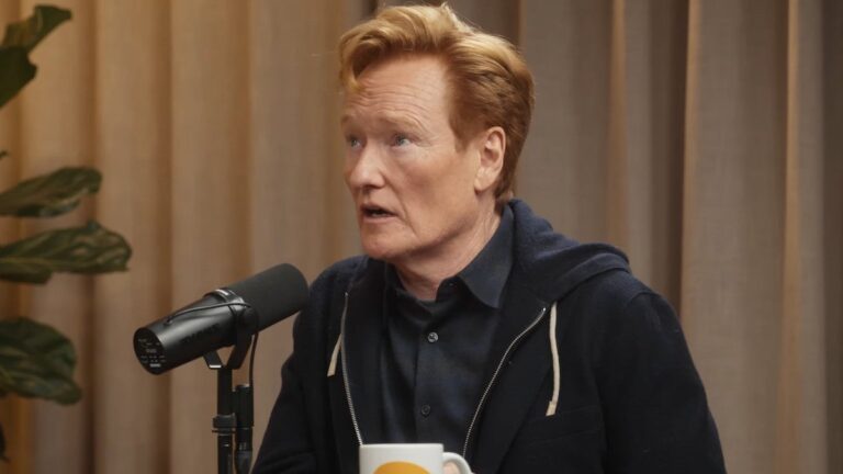 Conan O'Brien réfléchit à la « situation difficile » de Late Night en couvrant l'actualité d'aujourd'hui : « Comment ne pas porter de vêtements »