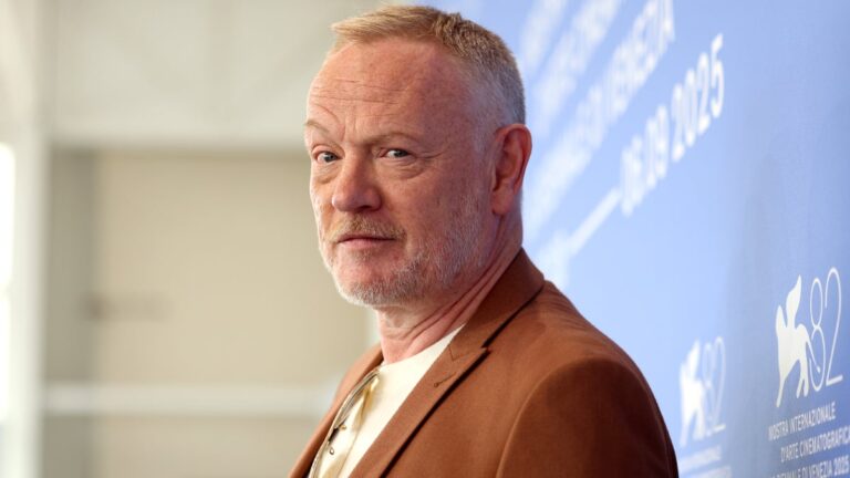 Jared Harris propose de cesser et de s'abstenir concernant le podcast Deepfake et le qualifie d' »exemple parfait » de créatifs