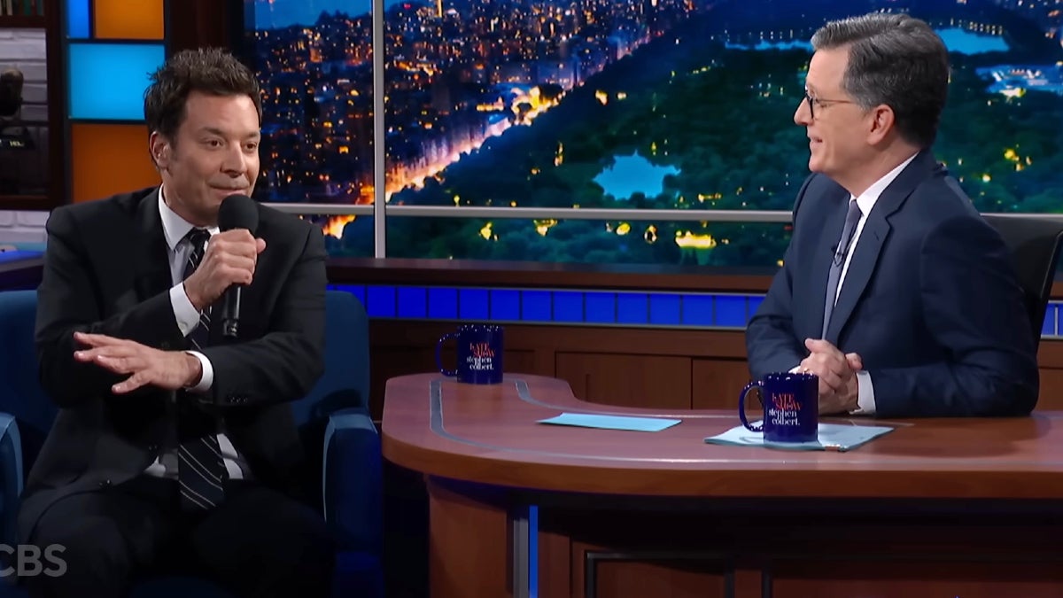 Jimmy Fallon chante une ballade d'adieu à Stephen Colbert : "Avant de partir, puis-je s'il vous plaît avoir un de vos