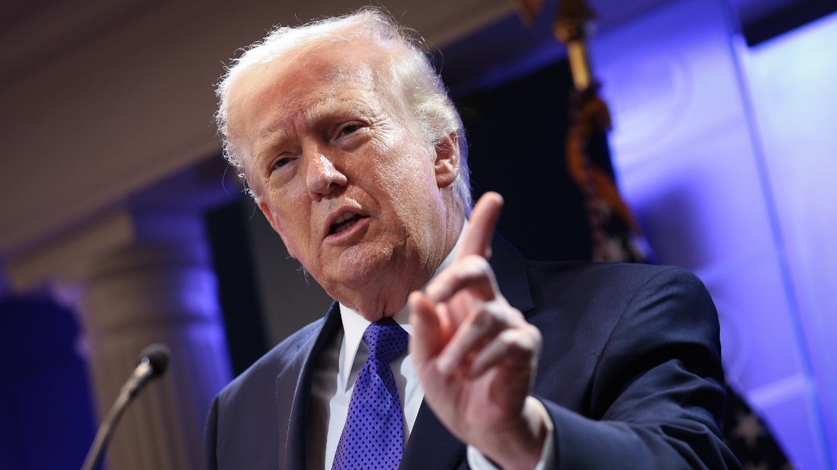 John Cusack, Kathy Griffin, Stephen King et d'autres réagissent à l'attaque de Trump contre l'Iran : « Wag-the-Dog
