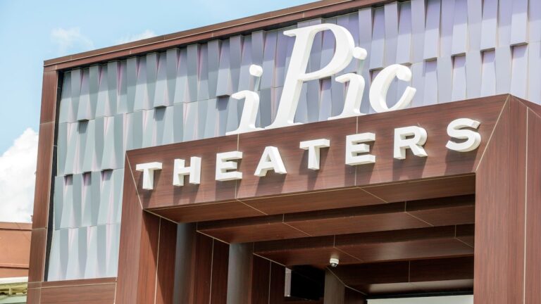 La chaîne de cinéma de luxe iPic dépose son bilan