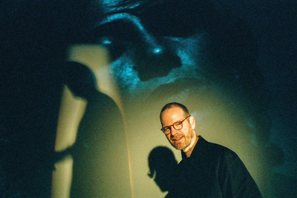Joachim Trier photographie par Sinna Nasseri