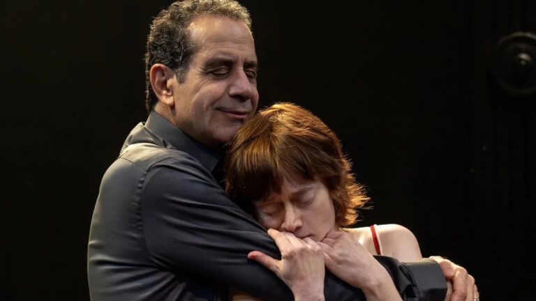 Revue Off Broadway d'Antigone : Tony Shalhoub et Susannah Perkins