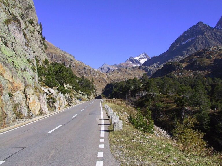Col de la Forclaz en voiture : comment y accéder et bien préparer son itinéraire ?