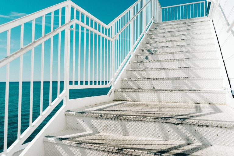 Métal sur mesure pour vos projets maison : étagères, mobilier, mezzanines et bardage