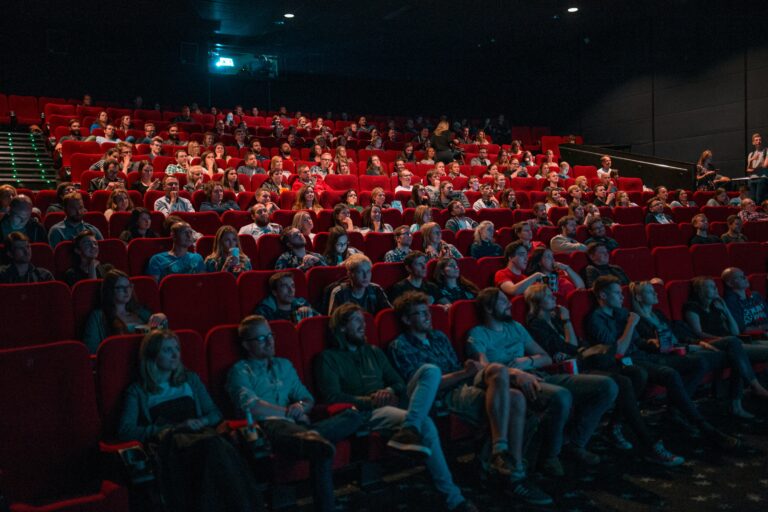 Adaptation cinématographique vs série TV : quand Hollywood choisit le mauvais format