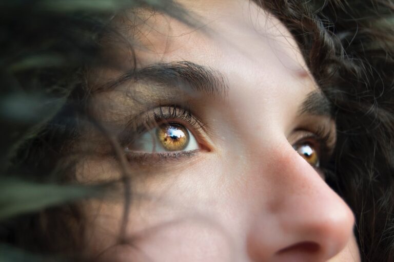 Nez complexant ? Tout savoir sur la rhinoplastie médicale sans chirurgie