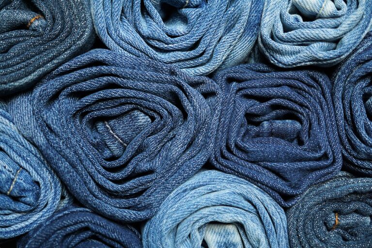 L’indémodable toile de jean : Comment choisir le tissu parfait pour vos créations mode